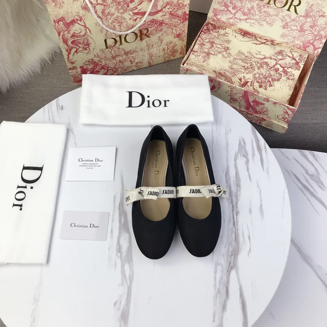 p440👟👟 DIOR Dior counter's new bow🎀webbed flat ballet shoes👯 The simple round-toed flats immediately enhance a lot of elegance and girlish innocence when paired with the J'adior woven strap. They feel very fairy tale and girlish, and they are super beautiful to wear💦It also has an elegant name miss j'adior. When you go shopping, you will definitely turn heads💯 The lining and feet are made of the same cowhide lining as the original, and the original film-free genuine leather outsole imported from Italy! Code number: 35-41 (40041 customized, non-returnable)